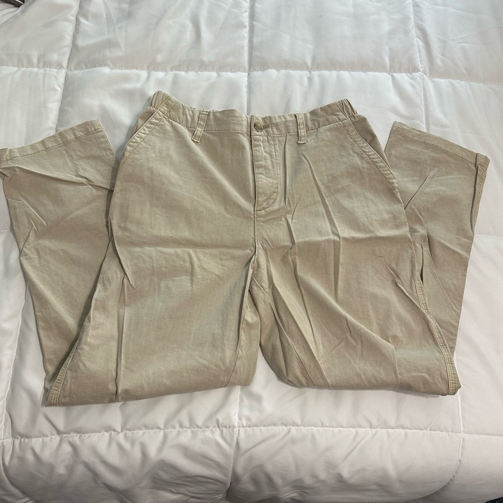 Old Navy cropped khaki capri pants with elastic back waist size M